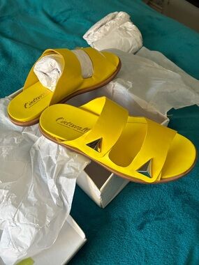 L’intervalle Yellow Slide Sandals for Women